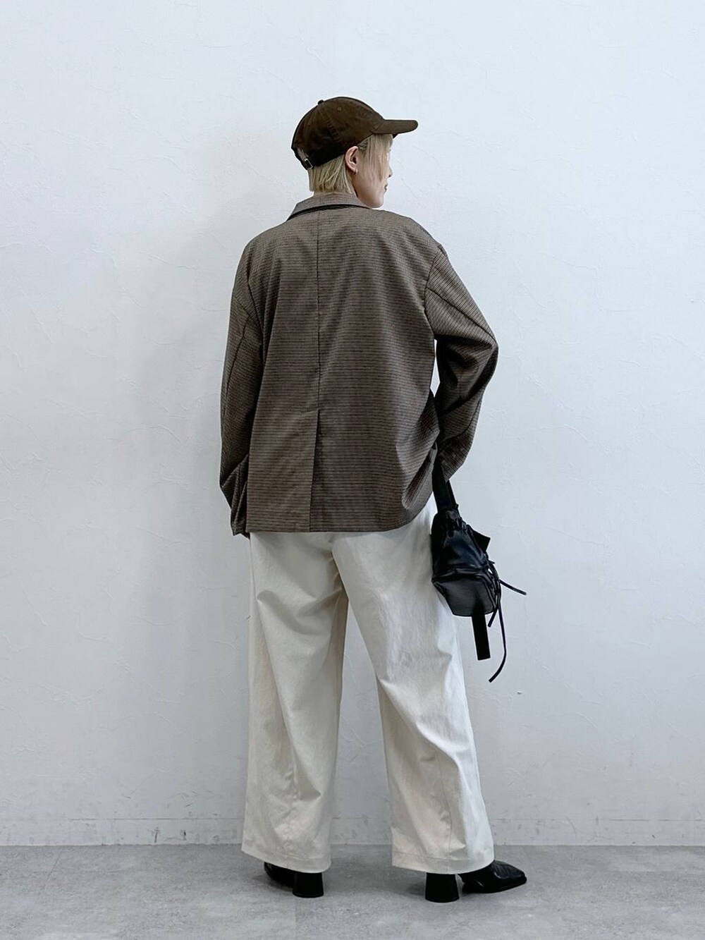 ホワイト系のTシャツ/カットソー、ブラウン系のテーラードジャケット、ブラック系のショルダーバッグを着用したレディースの秋コーディネートの6枚目の写真