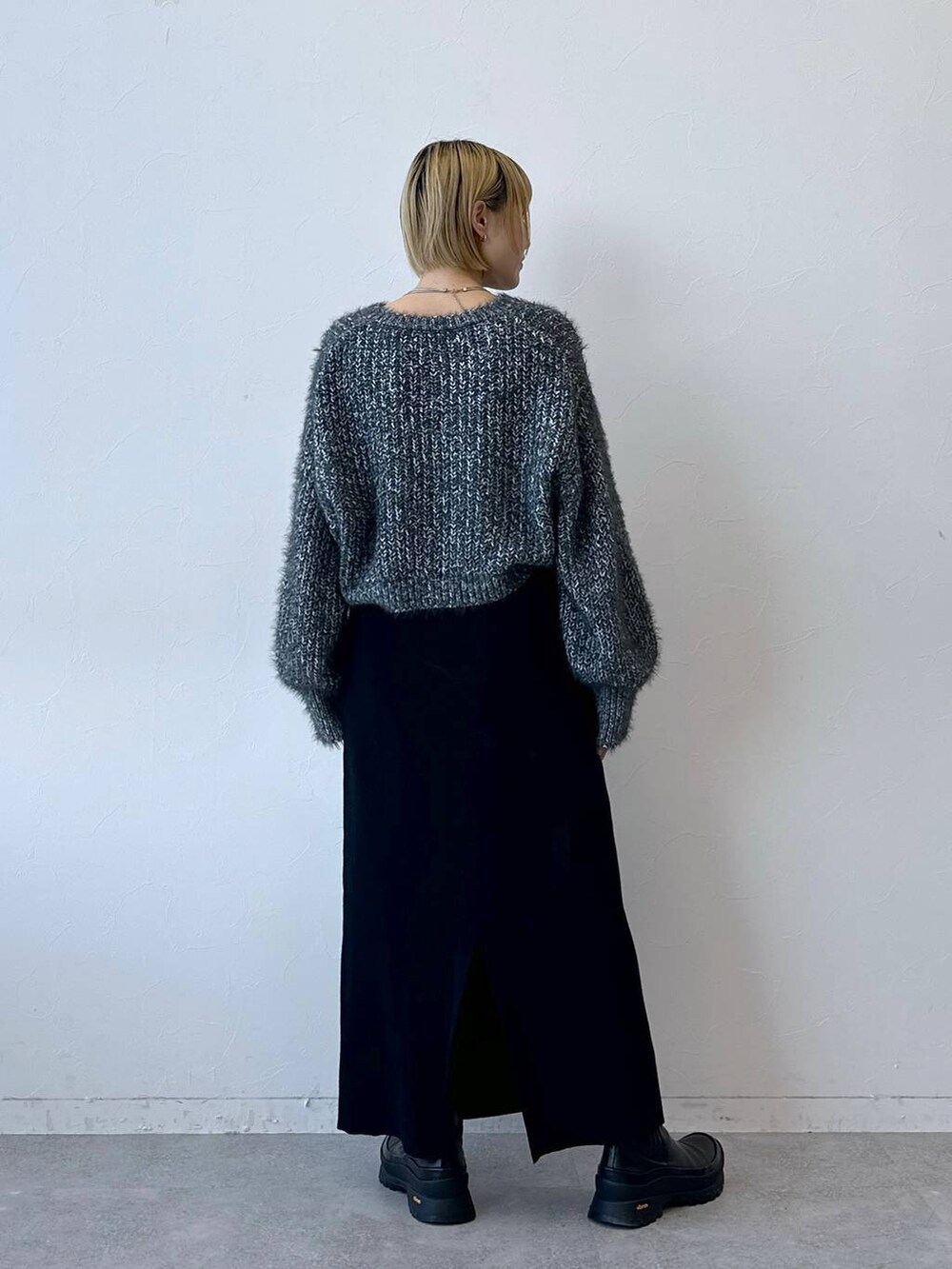 ブラック系のニット/セーターを着用したレディースの秋コーディネートの5枚目の写真