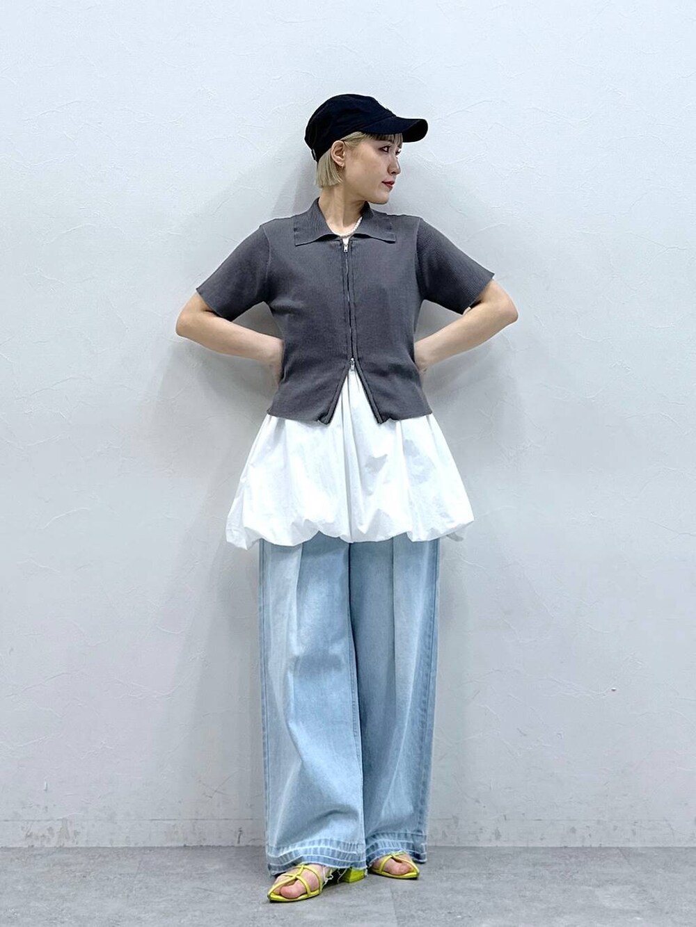 ブルー系のデニムパンツ、グレー系のニット/セーター、ホワイト系のワンピースを着用したレディースの夏コーディネートの3枚目の写真