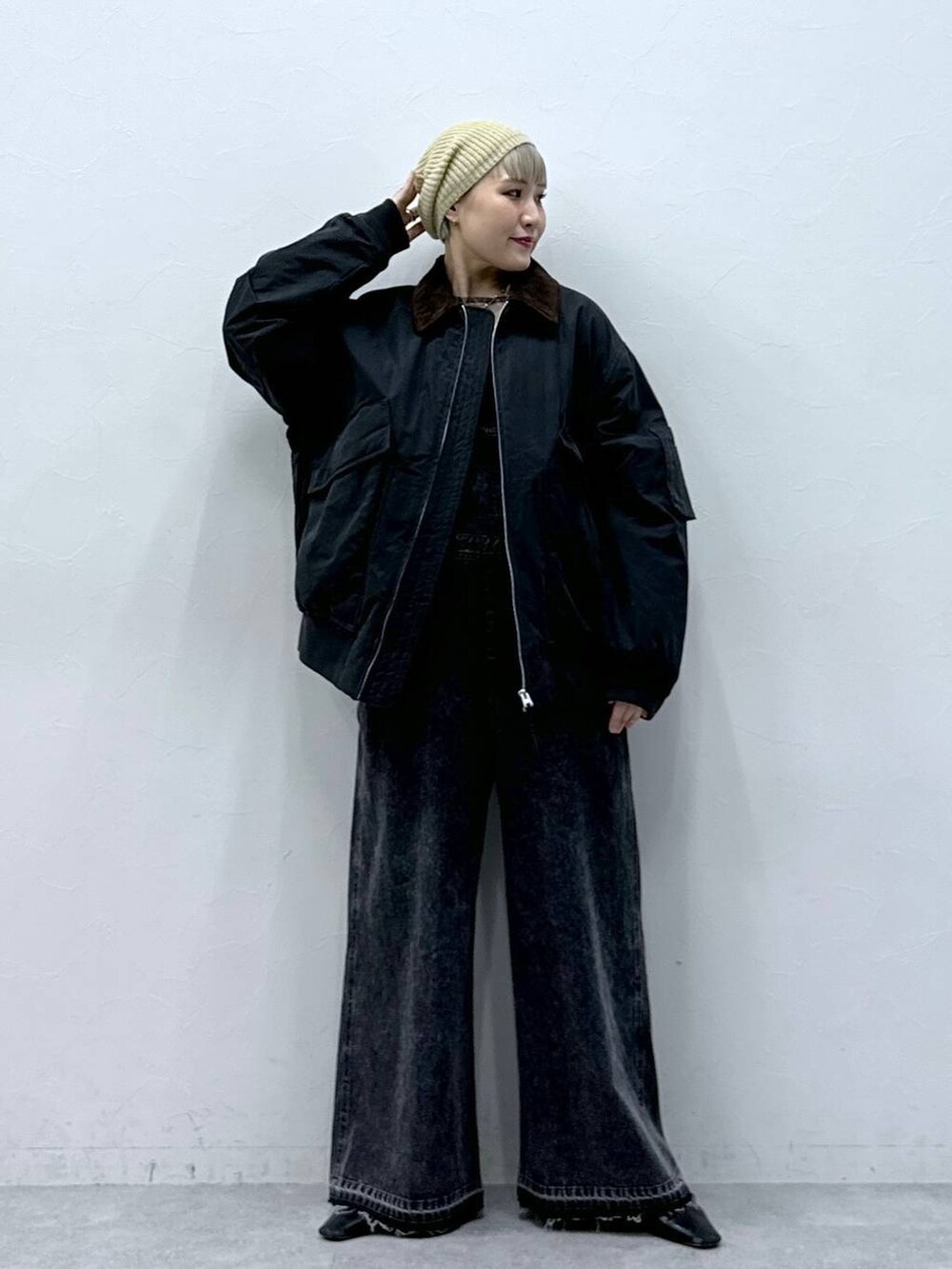 その他のTシャツ/カットソー、ブラック系のサロペット/オーバーオール、ブラック系のブルゾンを着用したレディースの秋コーディネートの3枚目の写真