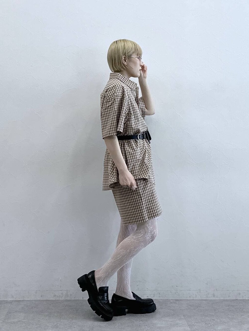 ブラック系のローファー、ベージュ系のその他パンツ、ベージュ系のシャツ/ブラウスを着用したレディースの春コーディネートの5枚目の写真