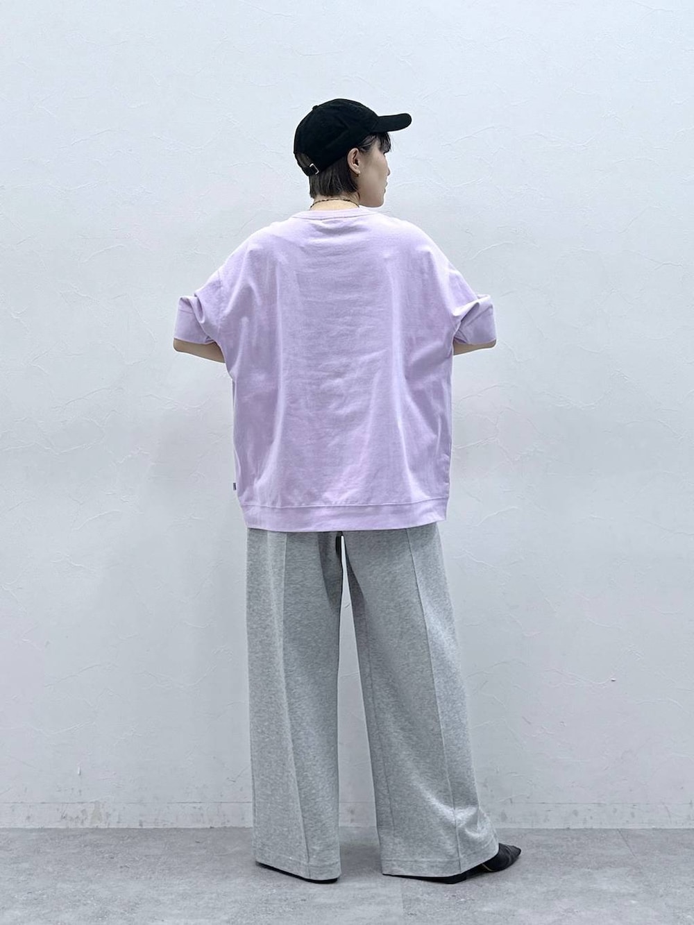 パープル系のTシャツ/カットソー、ブルー系のポロシャツ、グレー系のスウェットパンツを着用したレディースの春コーディネートの7枚目の写真