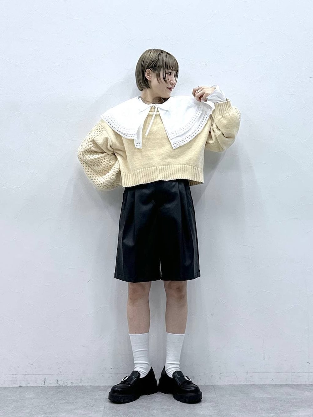 ホワイト系のニット/セーター、その他のローファー、ホワイト系のシャツ/ブラウスを着用したレディースの冬コーディネートの3枚目の写真