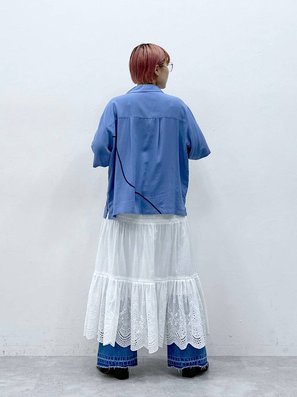 ブルー系のデニムパンツ、ブルー系のシャツ/ブラウス、ホワイト系のスカートを着用したレディースの春コーディネートの6枚目の写真