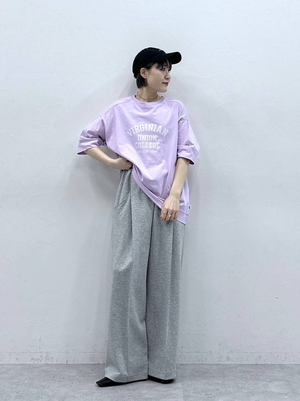 パープル系のTシャツ/カットソー、ブルー系のポロシャツ、グレー系のスウェットパンツを着用したレディースの春コーディネートの5枚目の写真