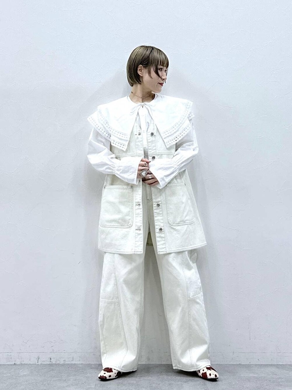 ホワイト系のシャツ/ブラウス、ブラウン系のパンプス、ホワイト系のワンピースを着用したレディースの冬コーディネートの3枚目の写真