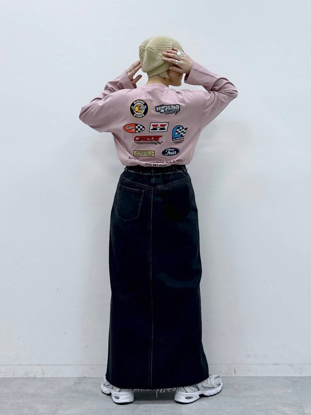 ピンク系のTシャツ/カットソー、ベージュ系のハンチング/ベレー帽を着用したレディースの冬コーディネートの4枚目の写真