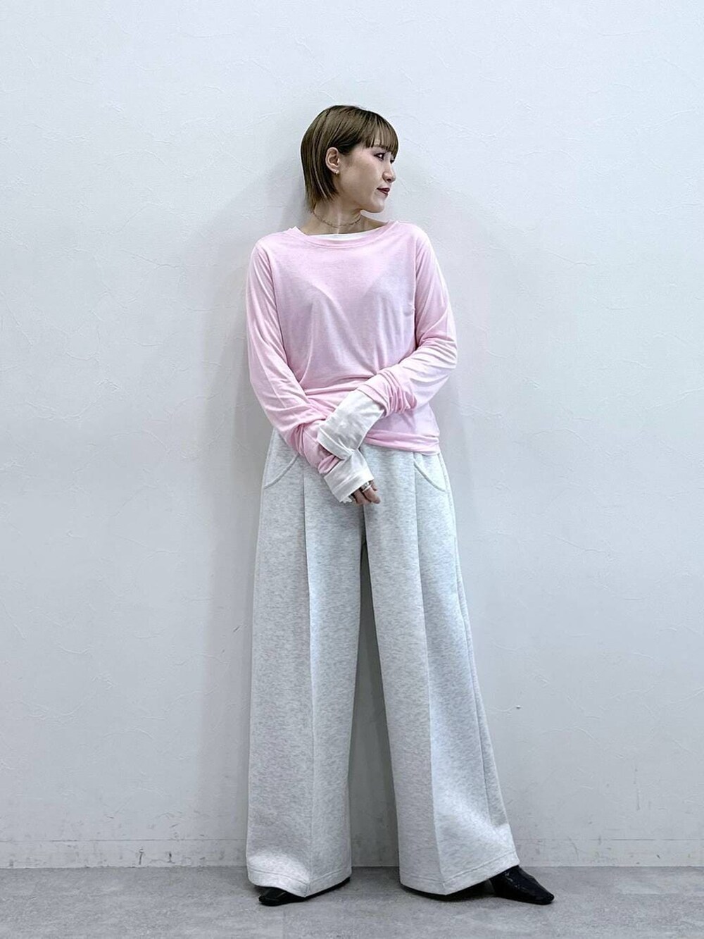 ホワイト系のスウェットパンツ、ホワイト系のTシャツ/カットソー、ピンク系のTシャツ/カットソーを着用したレディースの冬コーディネートの3枚目の写真