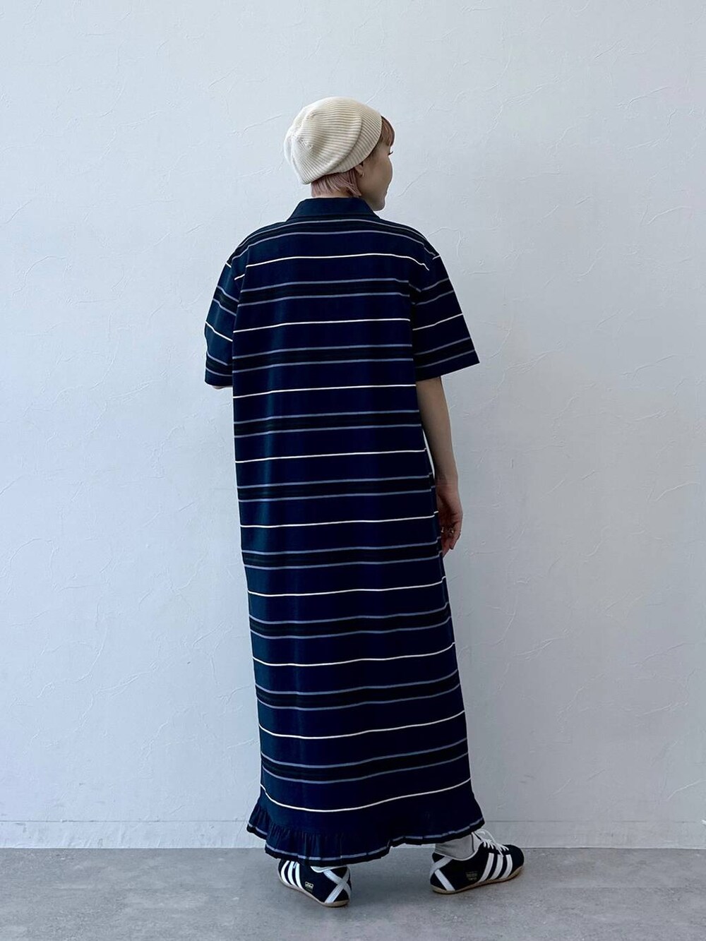 ブルー系のワンピースを着用したレディースの春コーディネートの6枚目の写真