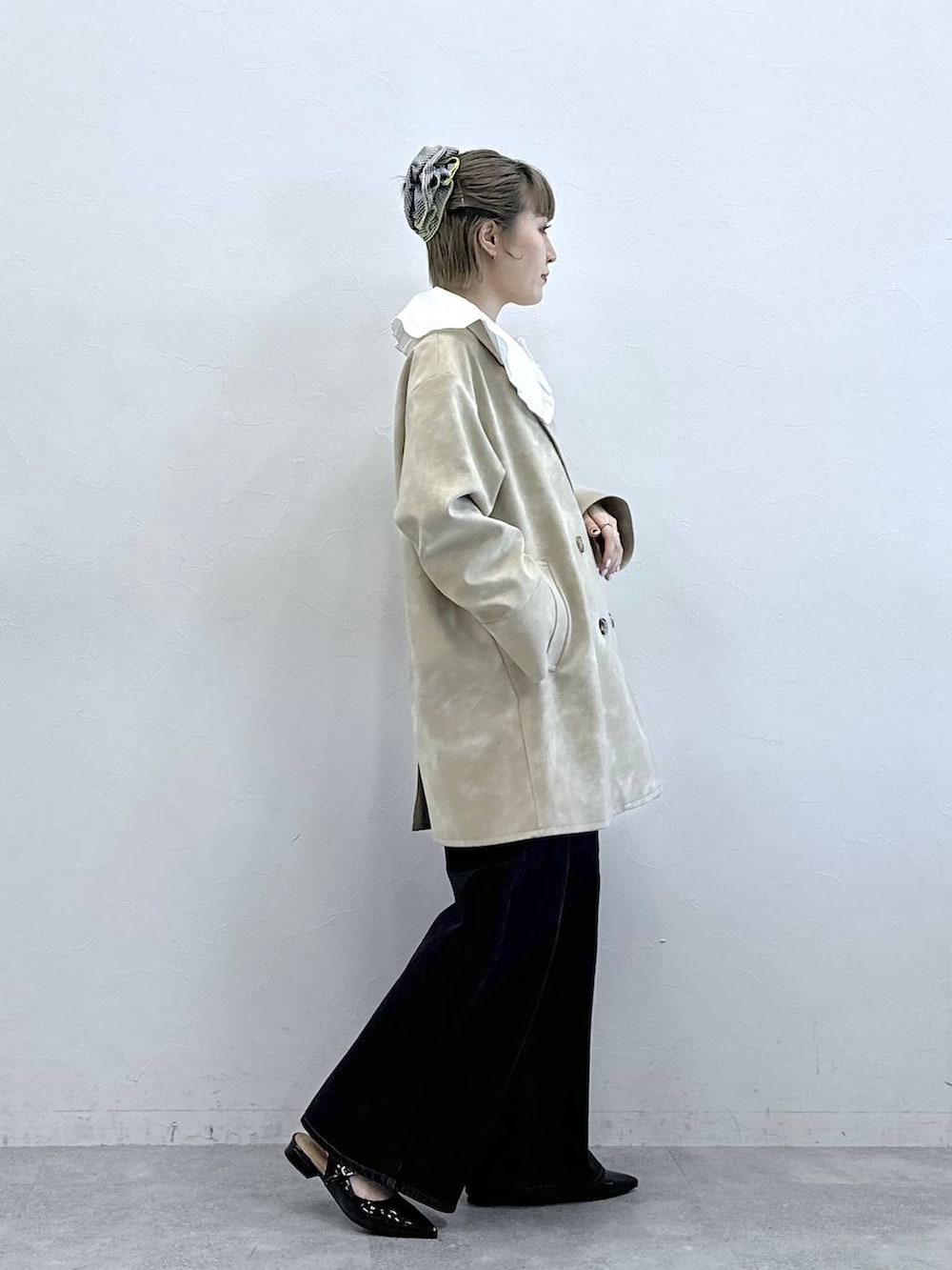 ホワイト系のシャツ/ブラウス、ブラック系のパンプス、ホワイト系のテーラードジャケットを着用したレディースの冬コーディネートの5枚目の写真