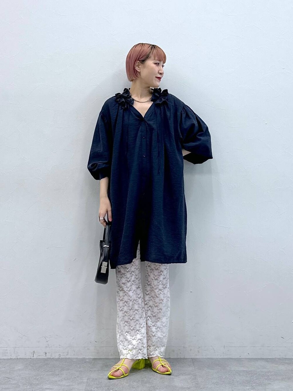 ブルー系のワンピースを着用したレディースの春コーディネートの3枚目の写真