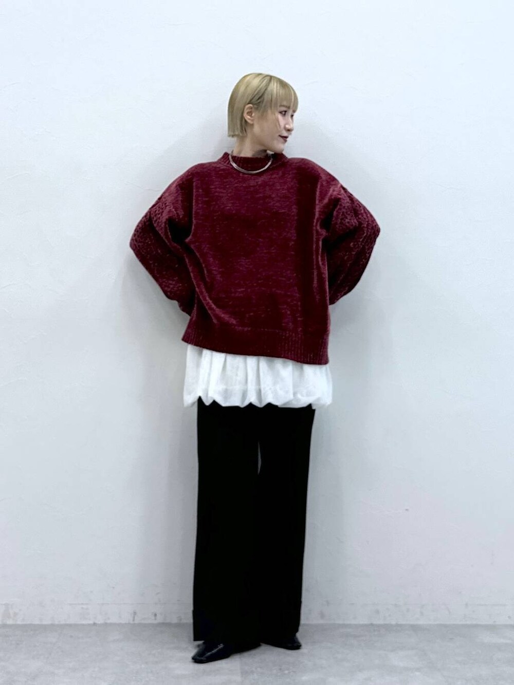 レッド系のTシャツ/カットソー、ホワイト系のスカート、ブラウン系のスラックスを着用したレディースの秋コーディネートの2枚目の写真