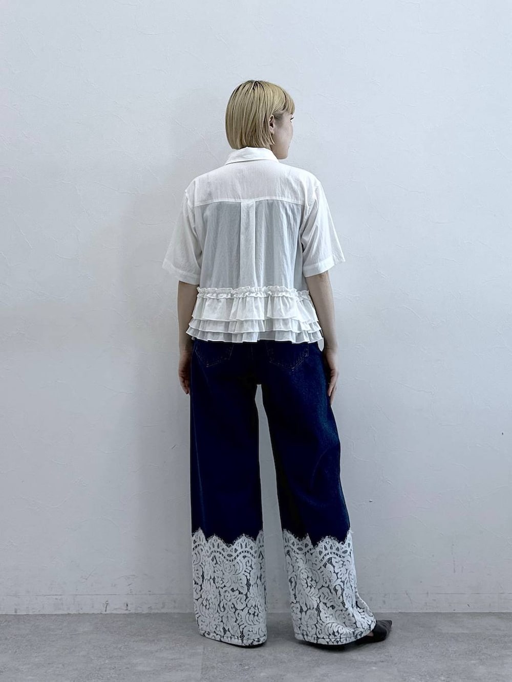 ブルー系のデニムパンツ、ホワイト系のシャツ/ブラウスを着用したレディースの春コーディネートの6枚目の写真