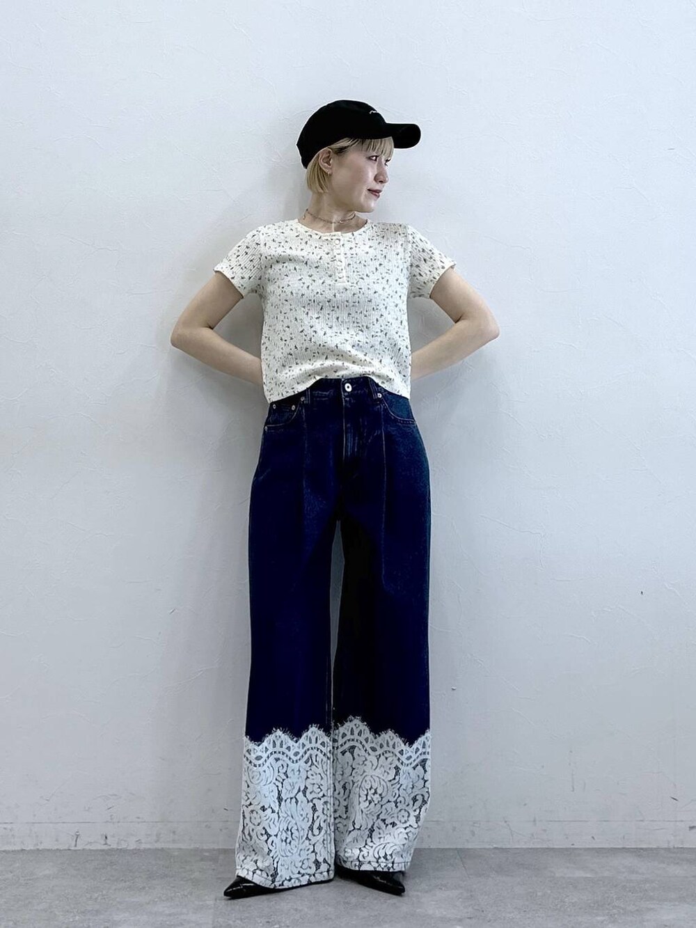ブルー系のデニムパンツ、ホワイト系のTシャツ/カットソーを着用したレディースの春コーディネートの2枚目の写真