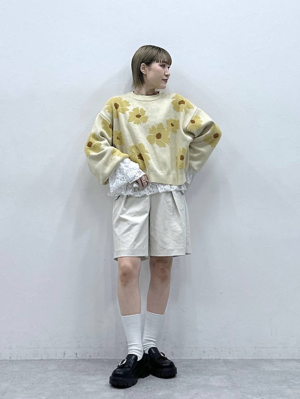 その他のローファー、ベージュ系のニット/セーター、ホワイト系のスラックスを着用したレディースの冬コーディネートの3枚目の写真