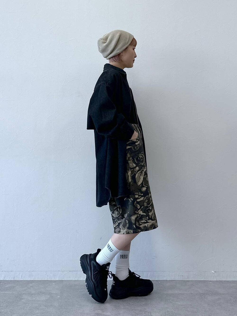 「RAGEBLUEの【UNISEX】 overdyed denim loose shirt/選べる着丈/Wジップオーバーダイ加工デニムルーズシャツ（シャツ/ブラウス、ブラック系）」を使った、たけおさん（レディース・157cm）の春コーディネートの4枚目の写真