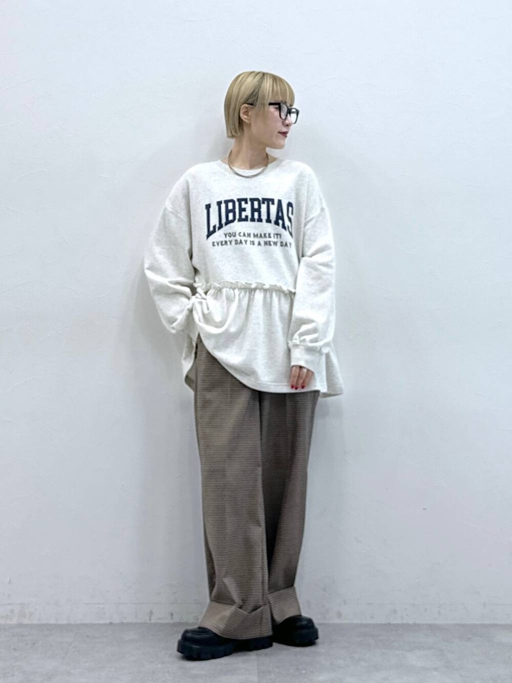 その他のローファー、ブラウン系のスラックス、グレー系のTシャツ/カットソーを着用したレディースの秋コーディネートの2枚目の写真