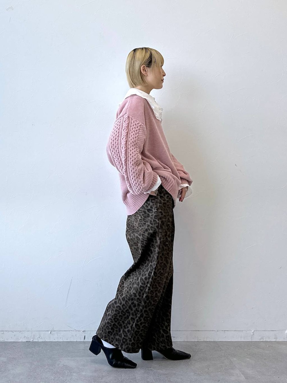 ピンク系のTシャツ/カットソー、その他のチノパンツ、ホワイト系のシャツ/ブラウスを着用したレディースの秋コーディネートの6枚目の写真