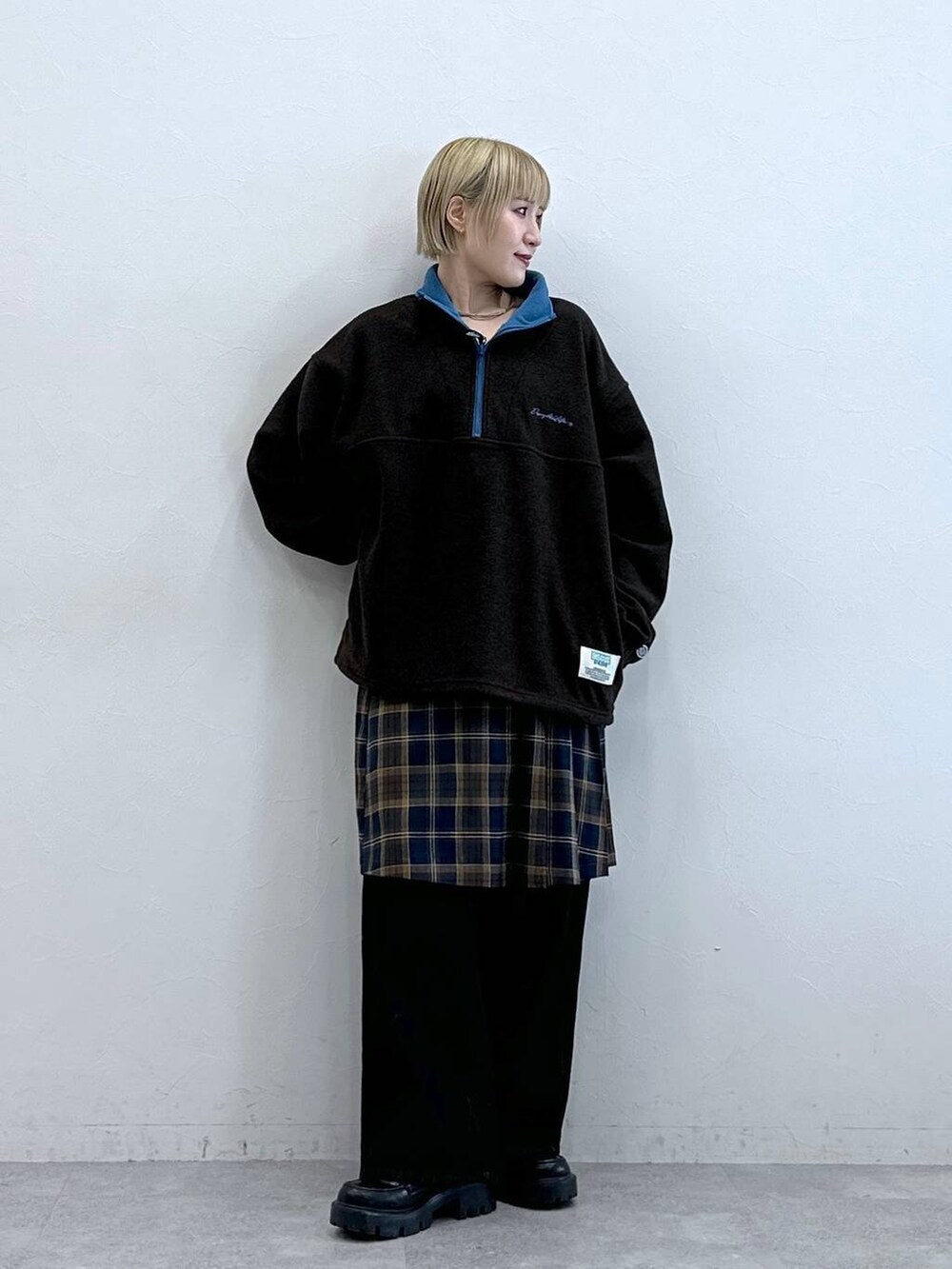 ブラック系のデニムパンツ、その他のローファー、ブラウン系のスウェットを着用したレディースの秋コーディネートの4枚目の写真