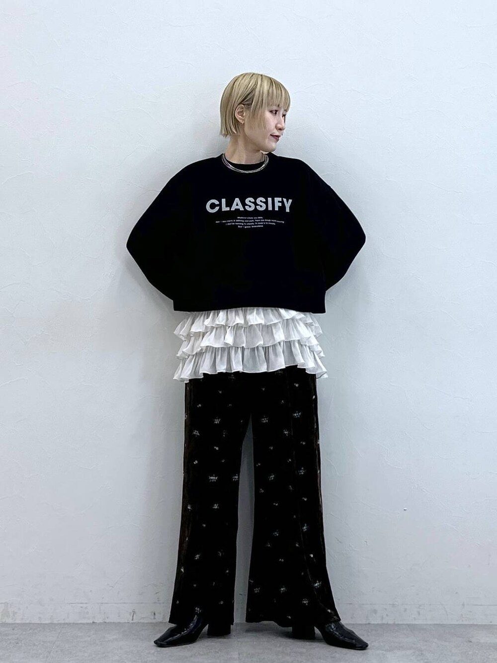 ブラウン系のスウェットパンツ、ブラック系のスウェット、ホワイト系のキャミソールを着用したレディースの秋コーディネートの3枚目の写真
