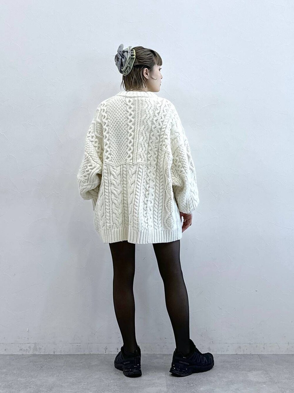 ホワイト系のニット/セーターを着用したレディースの冬コーディネートの5枚目の写真