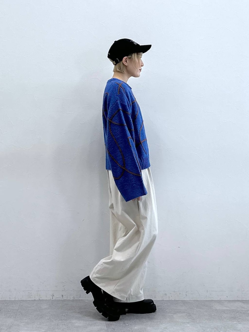ブラック系のローファー、ホワイト系のTシャツ/カットソー、ホワイト系のチノパンツを着用したレディースの秋コーディネートの6枚目の写真