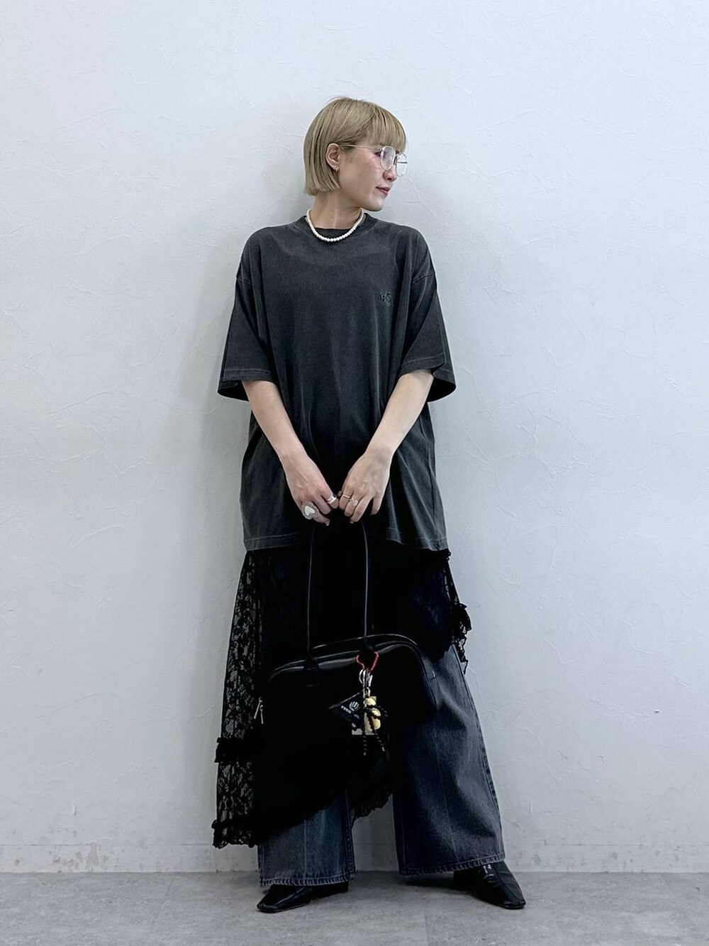 ブラック系のTシャツ/カットソー、グレー系のデニムパンツ、ブラック系のワンピースを着用したレディースの夏コーディネートの3枚目の写真