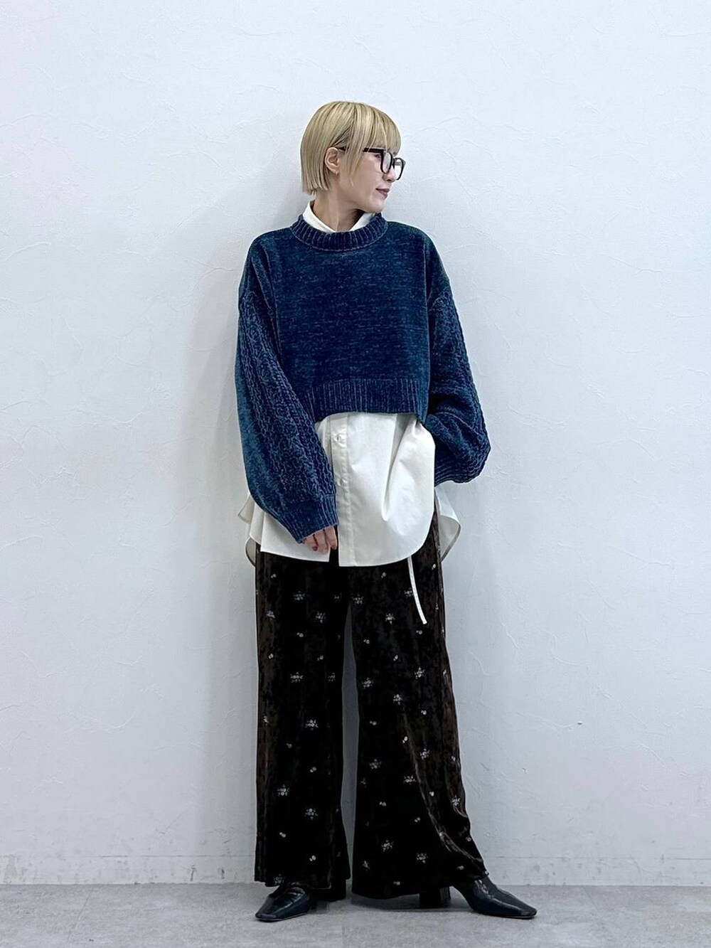 ブルー系のニット/セーター、ブラウン系のスウェットパンツ、ホワイト系のシャツ/ブラウスを着用したレディースの秋コーディネートの3枚目の写真