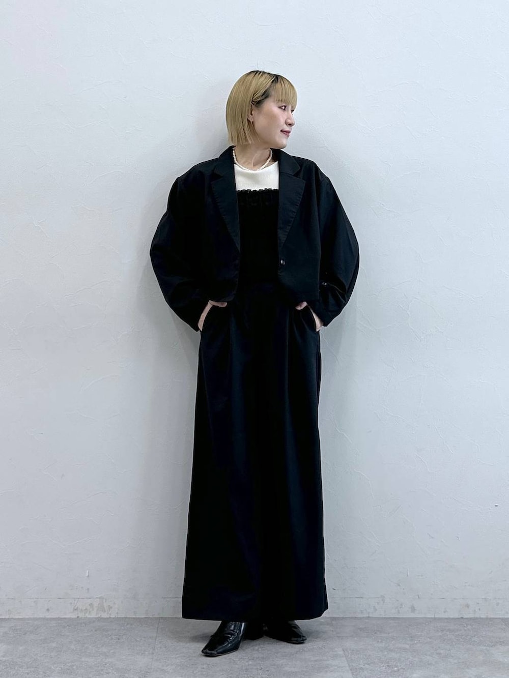 ブラック系のテーラードジャケット、ホワイト系のTシャツ/カットソーを着用したレディースの秋コーディネートの4枚目の写真