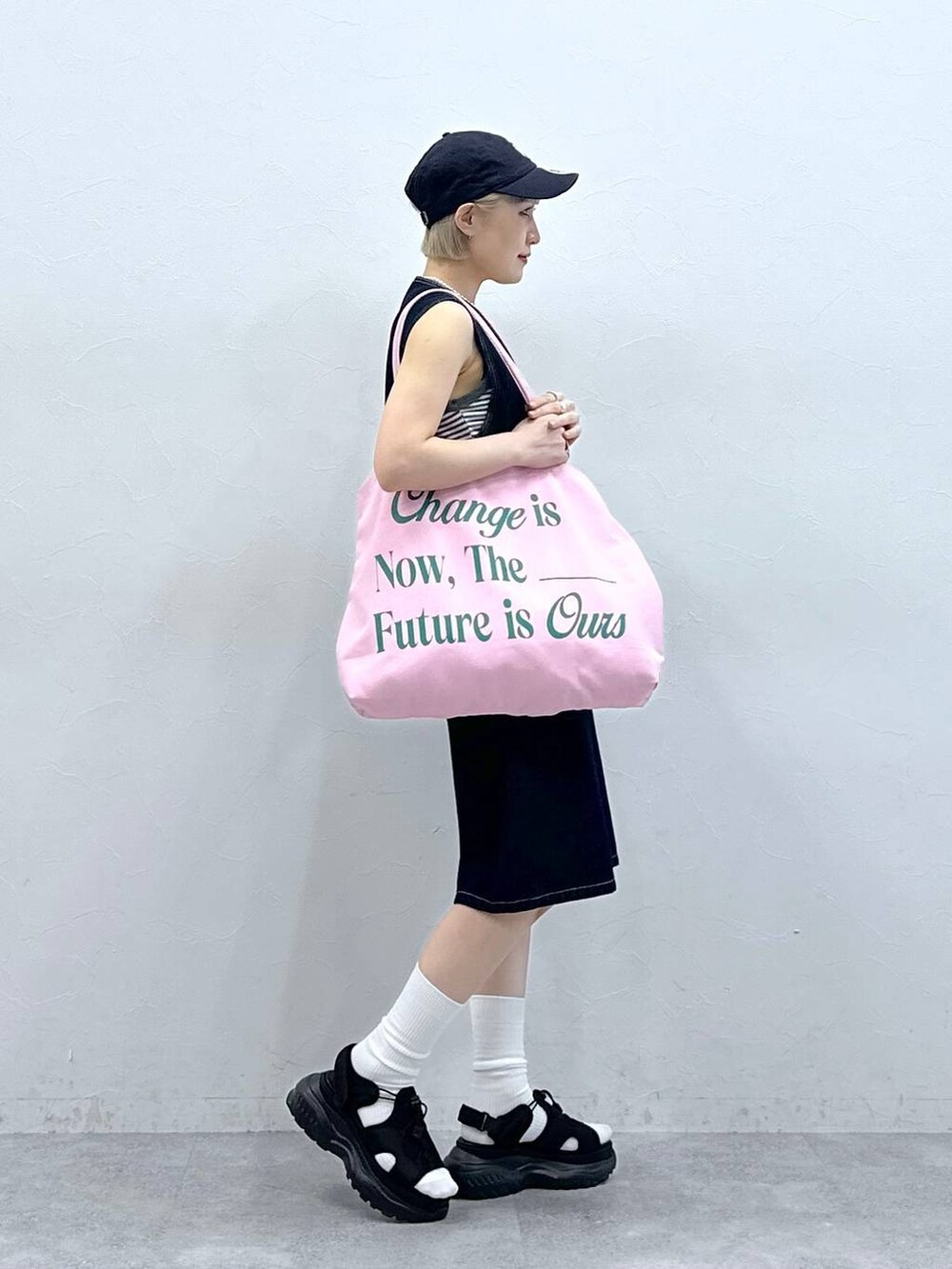 ブラック系のサンダル、グレー系のタンクトップ、ブルー系のベストを着用したレディースの夏コーディネートの4枚目の写真