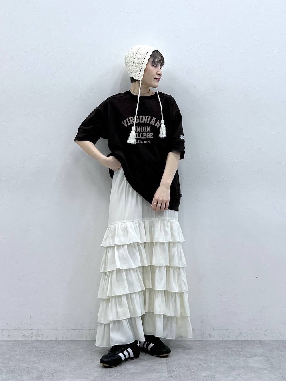 ブラウン系のTシャツ/カットソー、ホワイト系のスカート、ホワイト系のニットキャップ/ビーニーを着用したレディースの春コーディネートの3枚目の写真