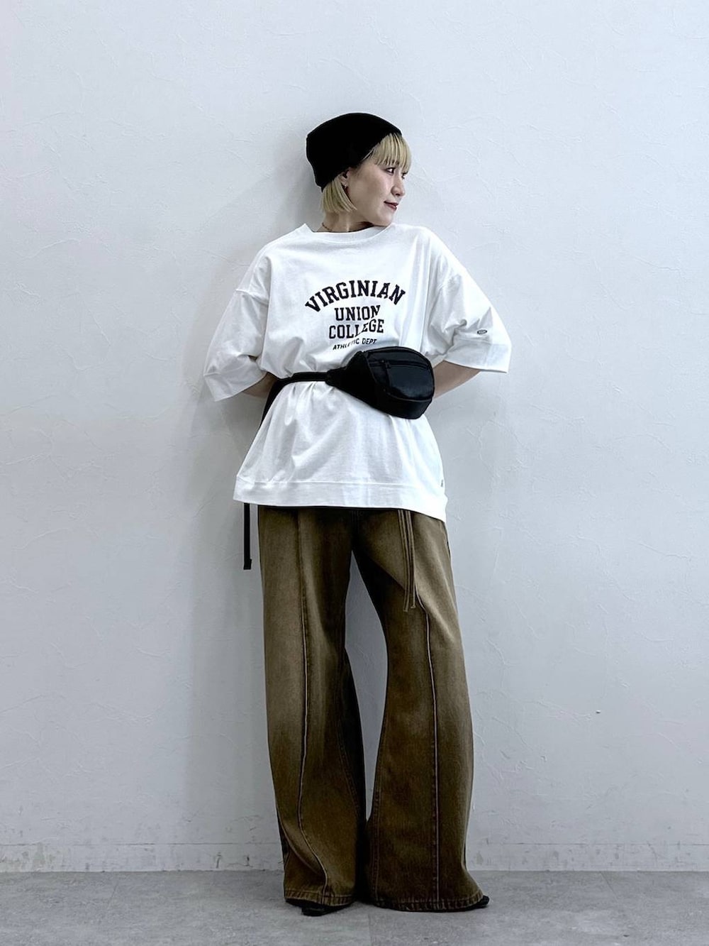 ホワイト系のTシャツ/カットソー、ブラック系のボディバッグ/ウエストポーチ、ブラウン系のデニムパンツを着用したレディースの夏コーディネートの3枚目の写真