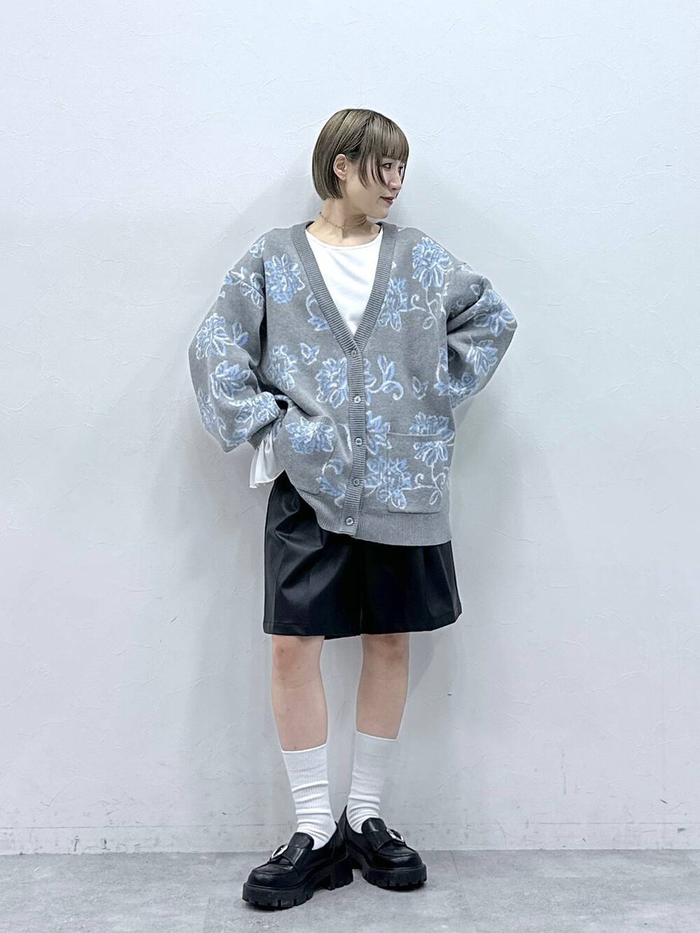 その他のローファー、ブラック系のその他パンツ、グレー系のニット/セーターを着用したレディースの冬コーディネートの4枚目の写真