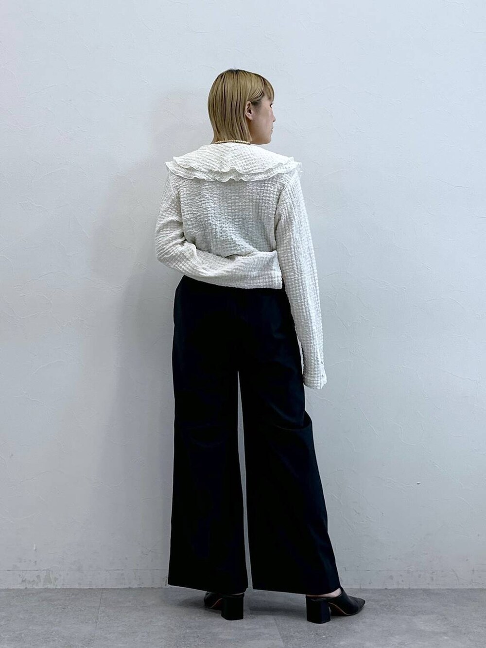 ブラック系のテーラードジャケット、ホワイト系のシャツ/ブラウスを着用したレディースの夏コーディネートの6枚目の写真