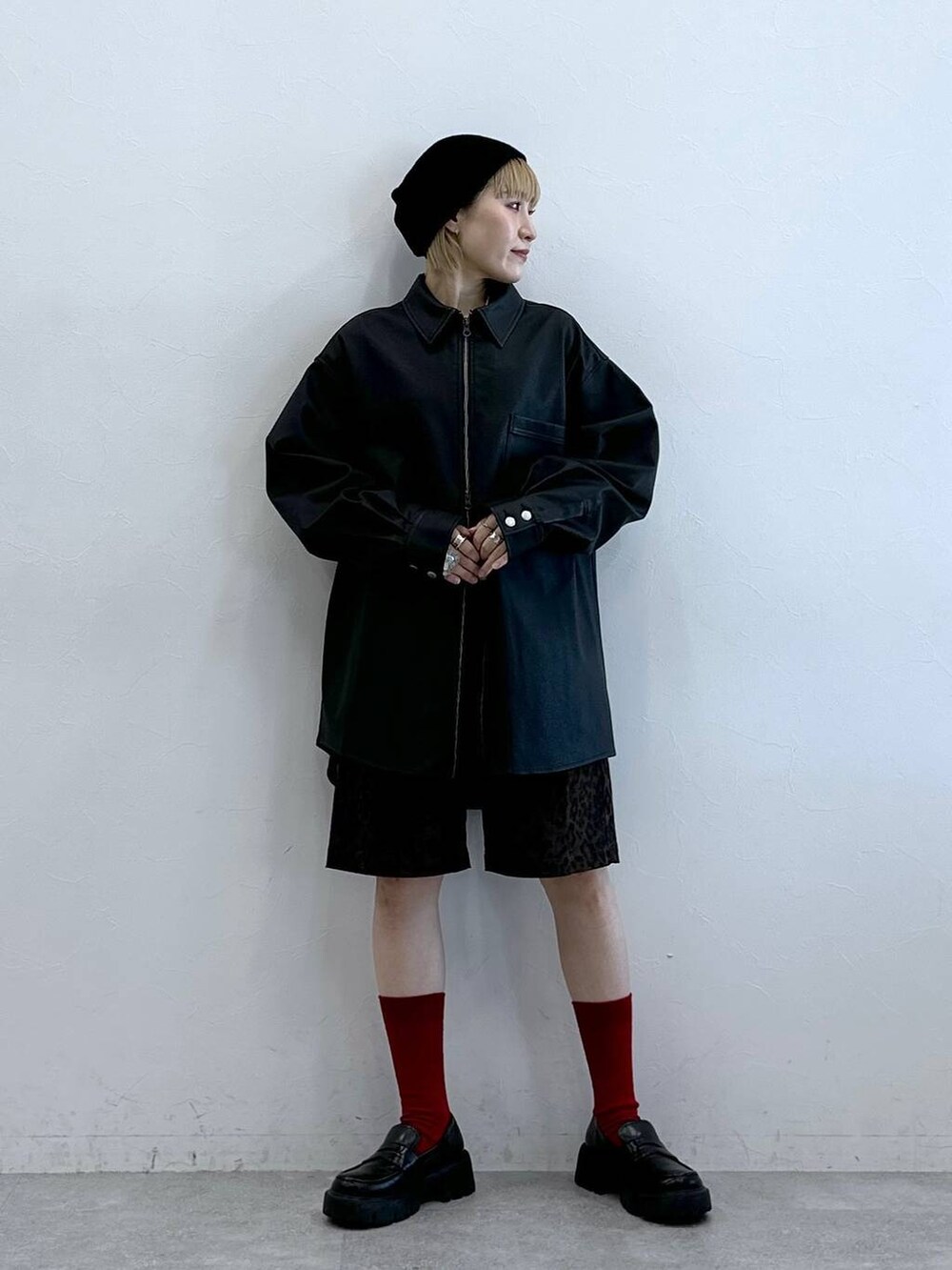 ブラック系のローファー、ブラック系のシャツ/ブラウス、グレー系のスラックスを着用したレディースの秋コーディネートの4枚目の写真