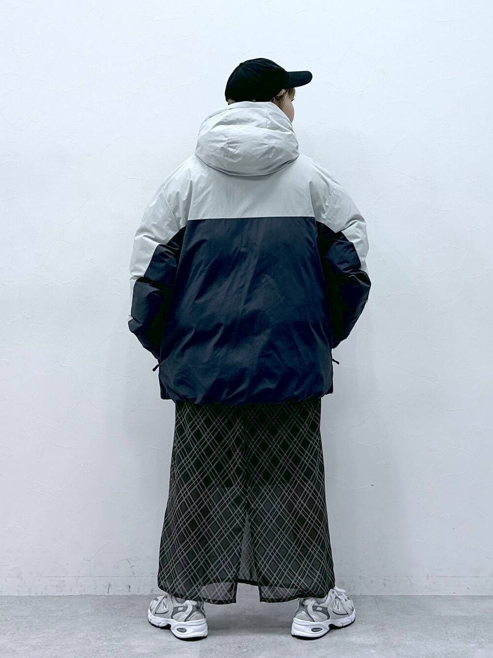 グレー系のダウンジャケット/コート、ブラック系のキャップを着用したレディースの冬コーディネートの5枚目の写真