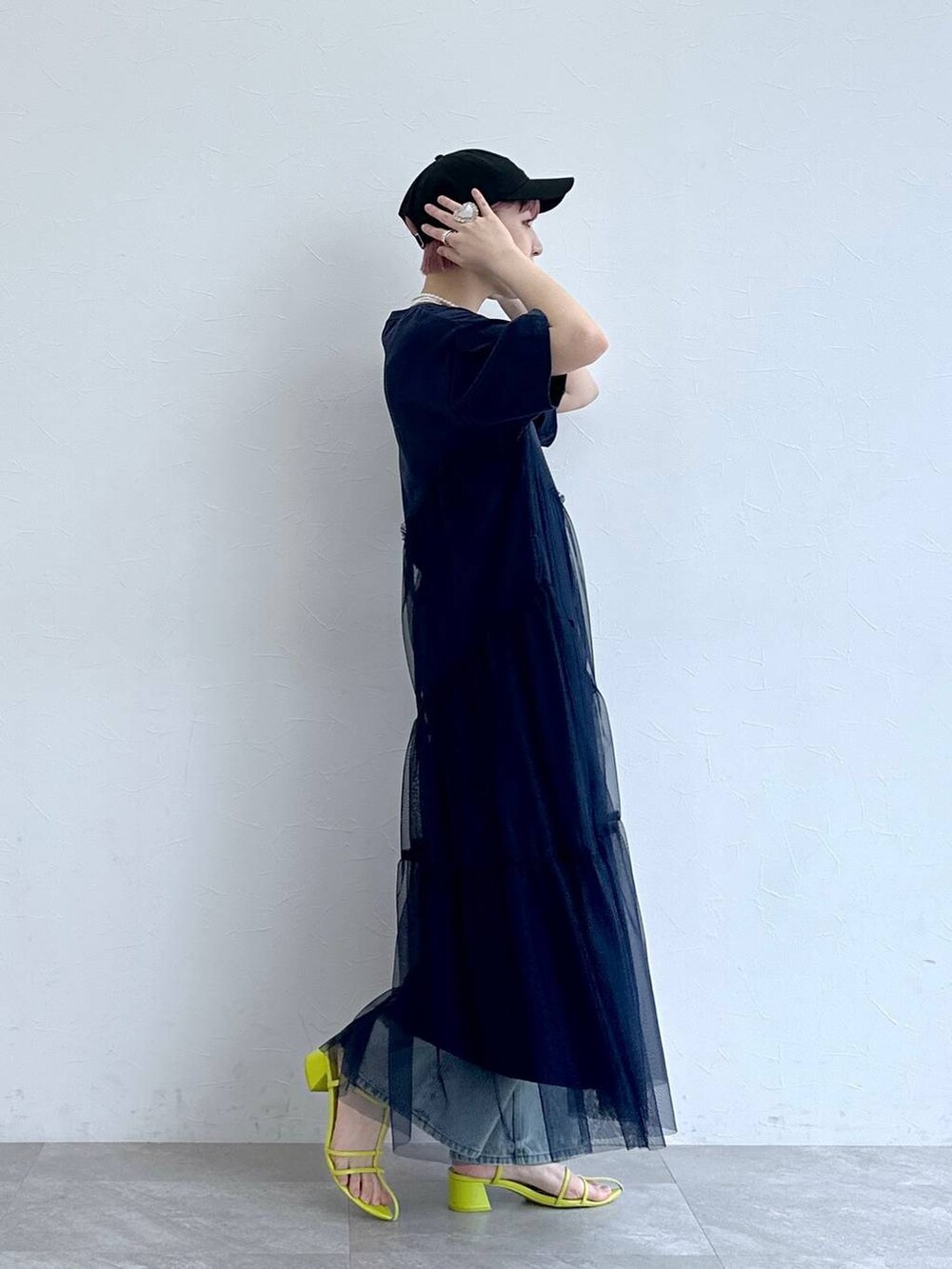 ブルー系のデニムパンツ、ブルー系のワンピースを着用したレディースの春コーディネートの5枚目の写真