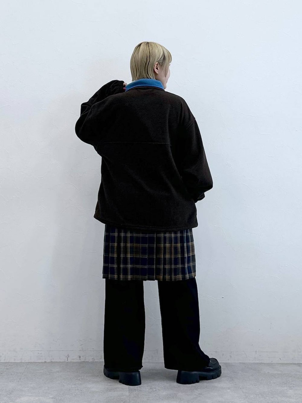 ブラック系のデニムパンツ、その他のローファー、ブラウン系のスウェットを着用したレディースの秋コーディネートの6枚目の写真