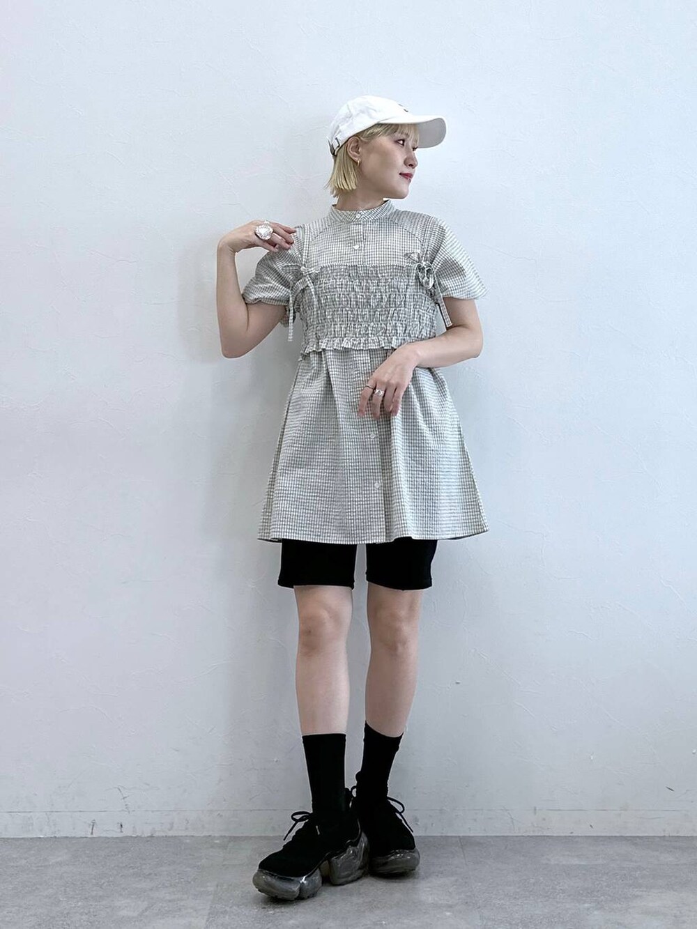 ブラック系のその他パンツ、ホワイト系のシャツ/ブラウスを着用したレディースの夏コーディネートの2枚目の写真