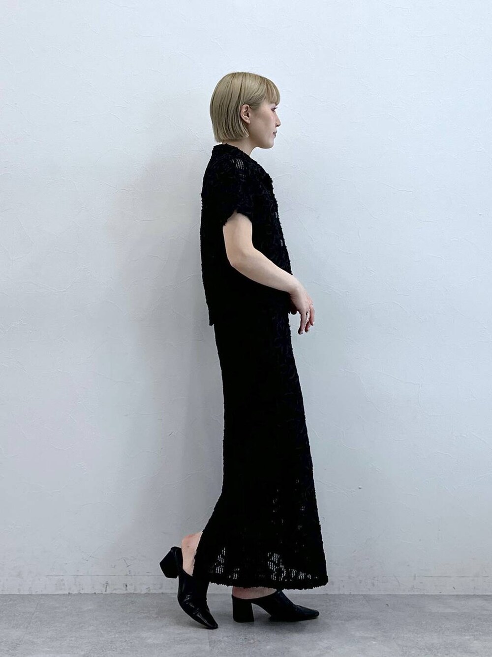 ブラック系のシャツ/ブラウス、ブラック系のスカートを着用したレディースの夏コーディネートの5枚目の写真