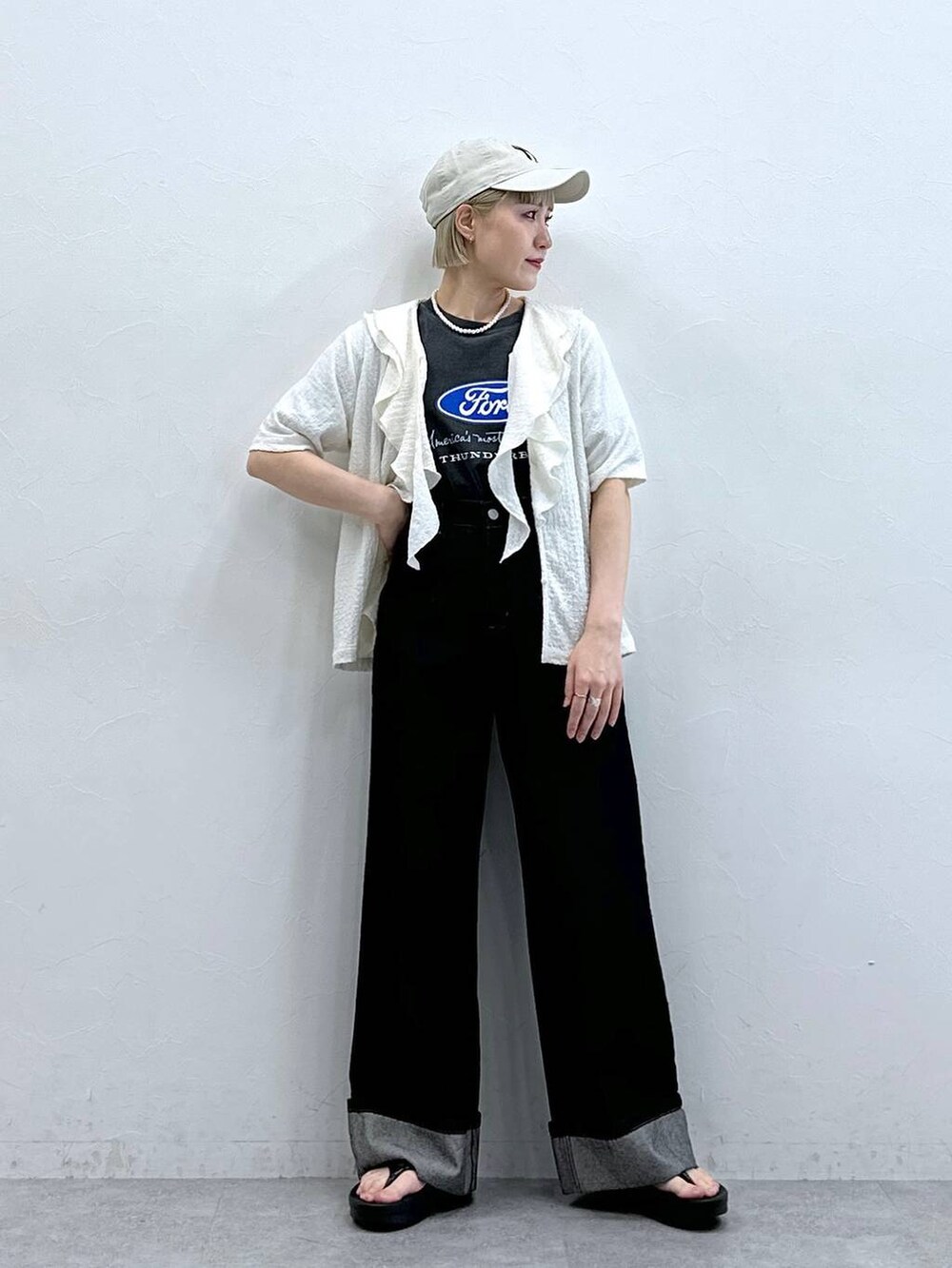 ブラック系のTシャツ/カットソー、ホワイト系のシャツ/ブラウス、ブラック系のデニムパンツを着用したレディースの夏コーディネートの3枚目の写真