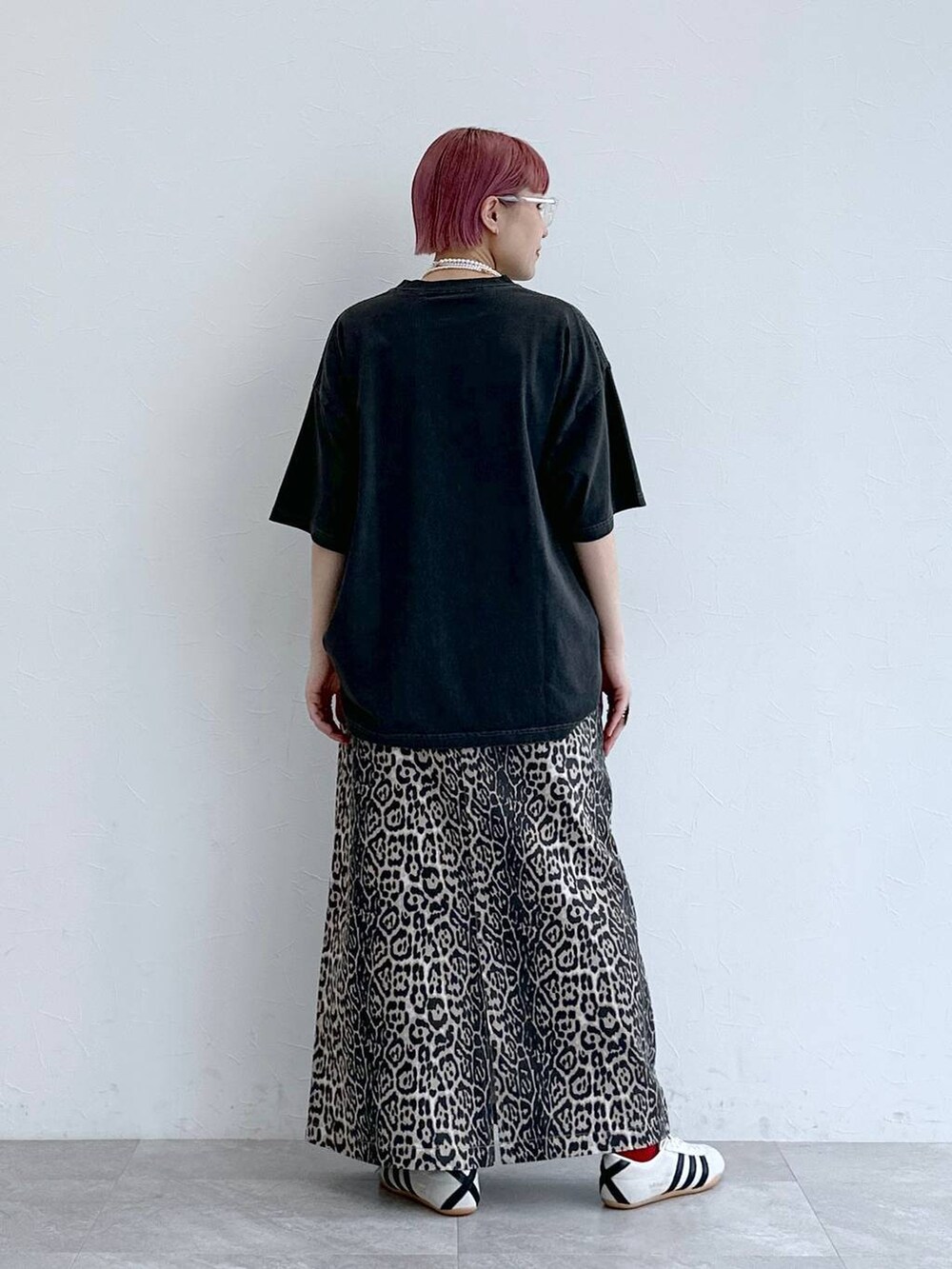 ホワイト系のスニーカー、その他のスカート、ブラック系のTシャツ/カットソーを着用したレディースの春コーディネートの6枚目の写真