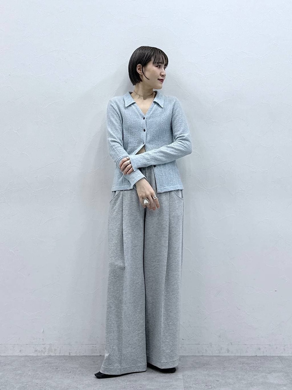 グレー系のスウェットパンツ、ブルー系のカーディガン/ボレロを着用したレディースの春コーディネートの2枚目の写真