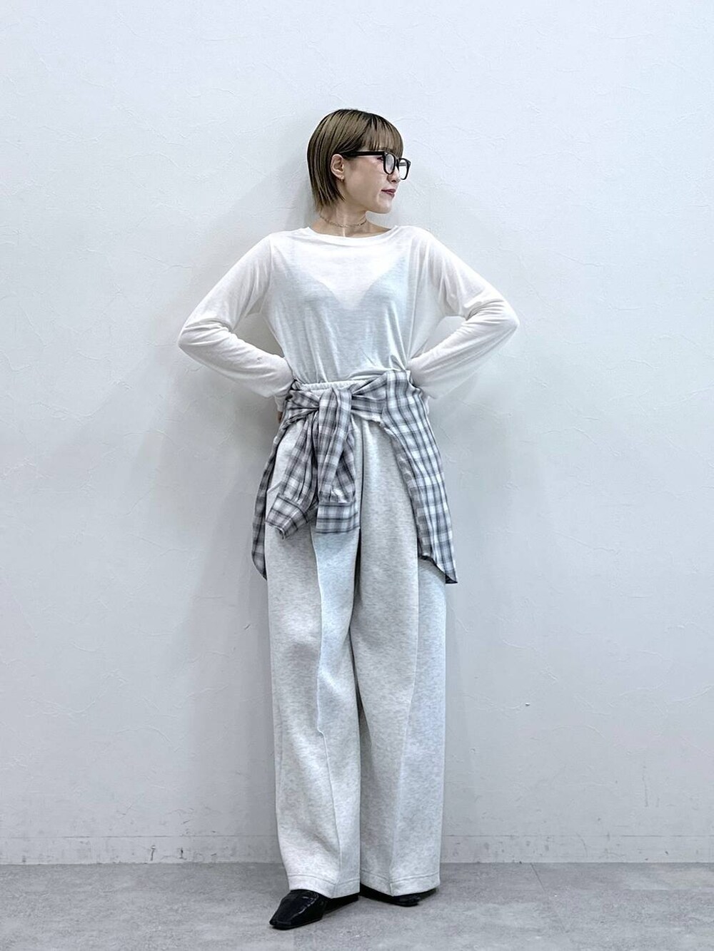 ホワイト系のスウェットパンツ、ブラック系のシャツ/ブラウス、ホワイト系のTシャツ/カットソーを着用したレディースの冬コーディネートの4枚目の写真
