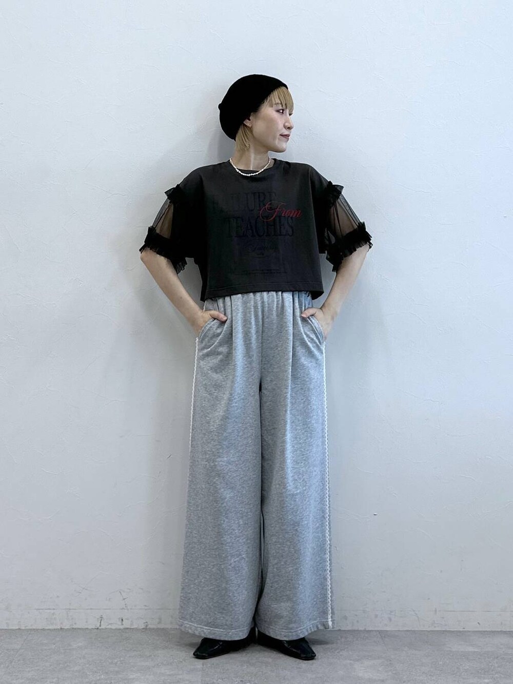 グレー系のスウェットパンツ、グレー系のTシャツ/カットソー、ブラック系のニットキャップ/ビーニーを着用したレディースの夏コーディネートの2枚目の写真