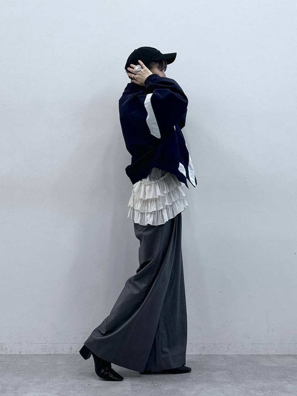 ホワイト系のキャミソール、ブルー系のブルゾン、グレー系のスラックスを着用したレディースの春コーディネートの6枚目の写真