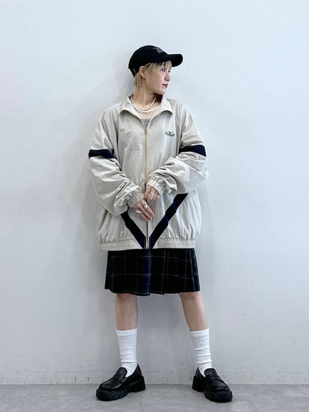 ブラック系のローファー、ホワイト系のTシャツ/カットソー、ホワイト系のブルゾンを着用したレディースの秋コーディネートの4枚目の写真
