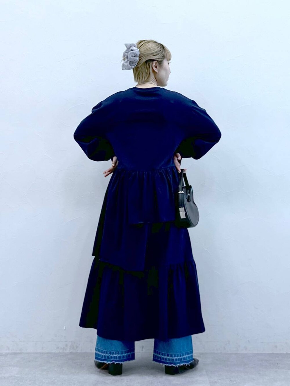 ブルー系のデニムパンツ、ブルー系のワンピースを着用したレディースの冬コーディネートの5枚目の写真