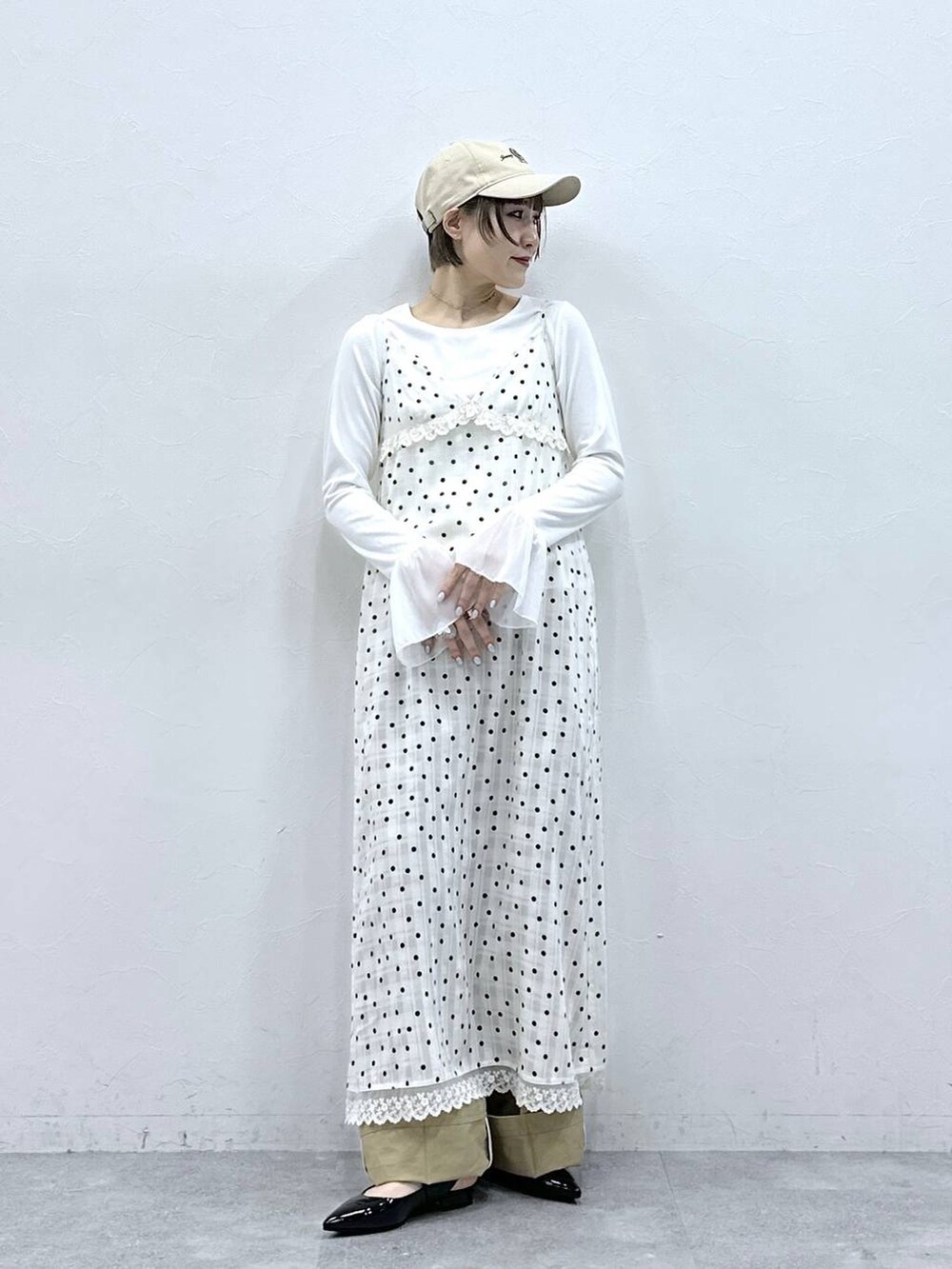 ブラック系のパンプス、ベージュ系のチノパンツ、ホワイト系のTシャツ/カットソーを着用したレディースの冬コーディネートの4枚目の写真