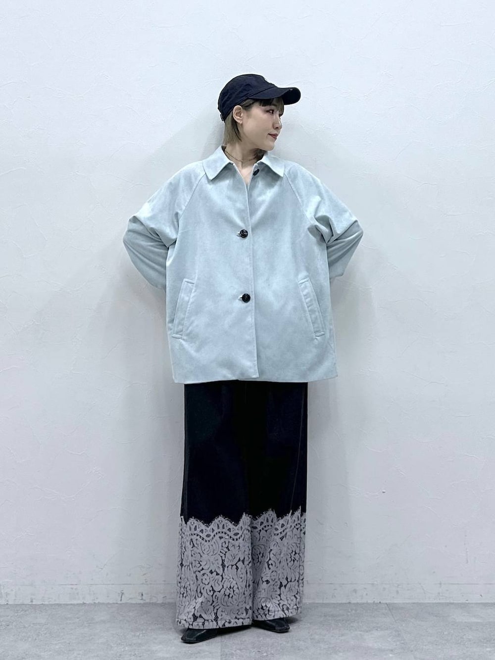 ブルー系のブルゾン、ブラック系のデニムパンツを着用したレディースの冬コーディネートの5枚目の写真